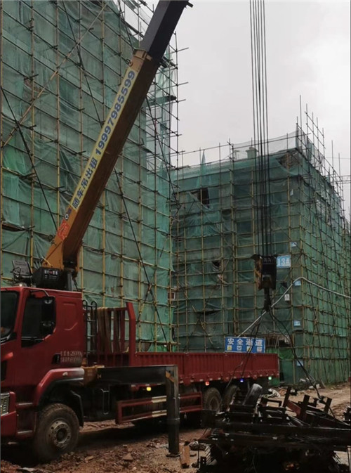 河南县“慢工细活”—— 吊车的 “微动控制” 技术